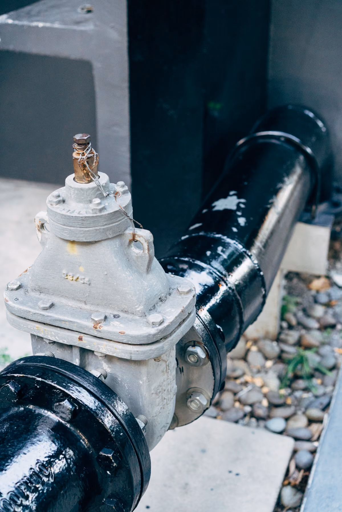 Water shutoff valve on a supply pipe
