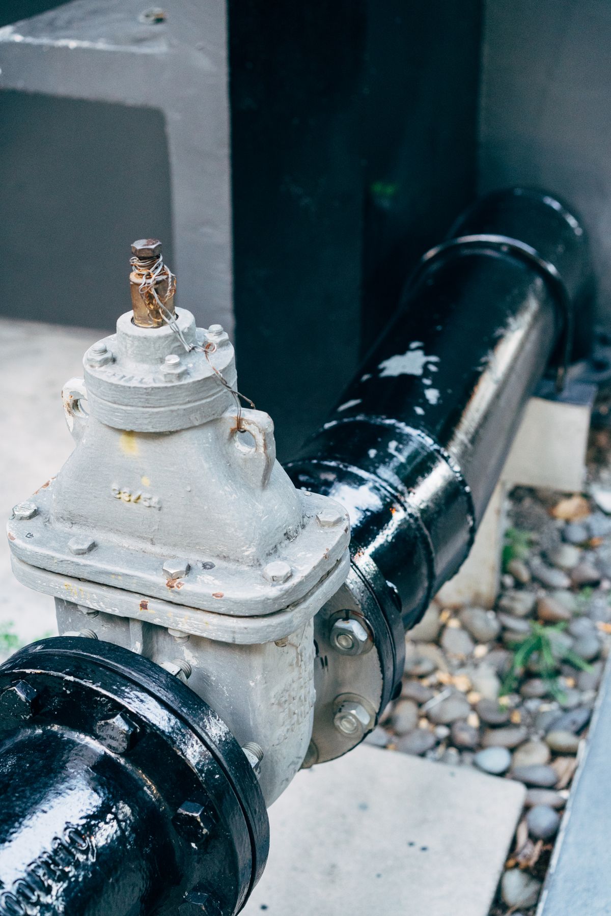Water shutoff valve on a supply pipe