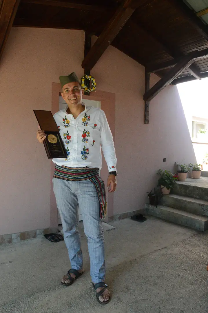 Ljubisa Solajic holding the Najsaboras award at Guca Trumpet Festival 2025