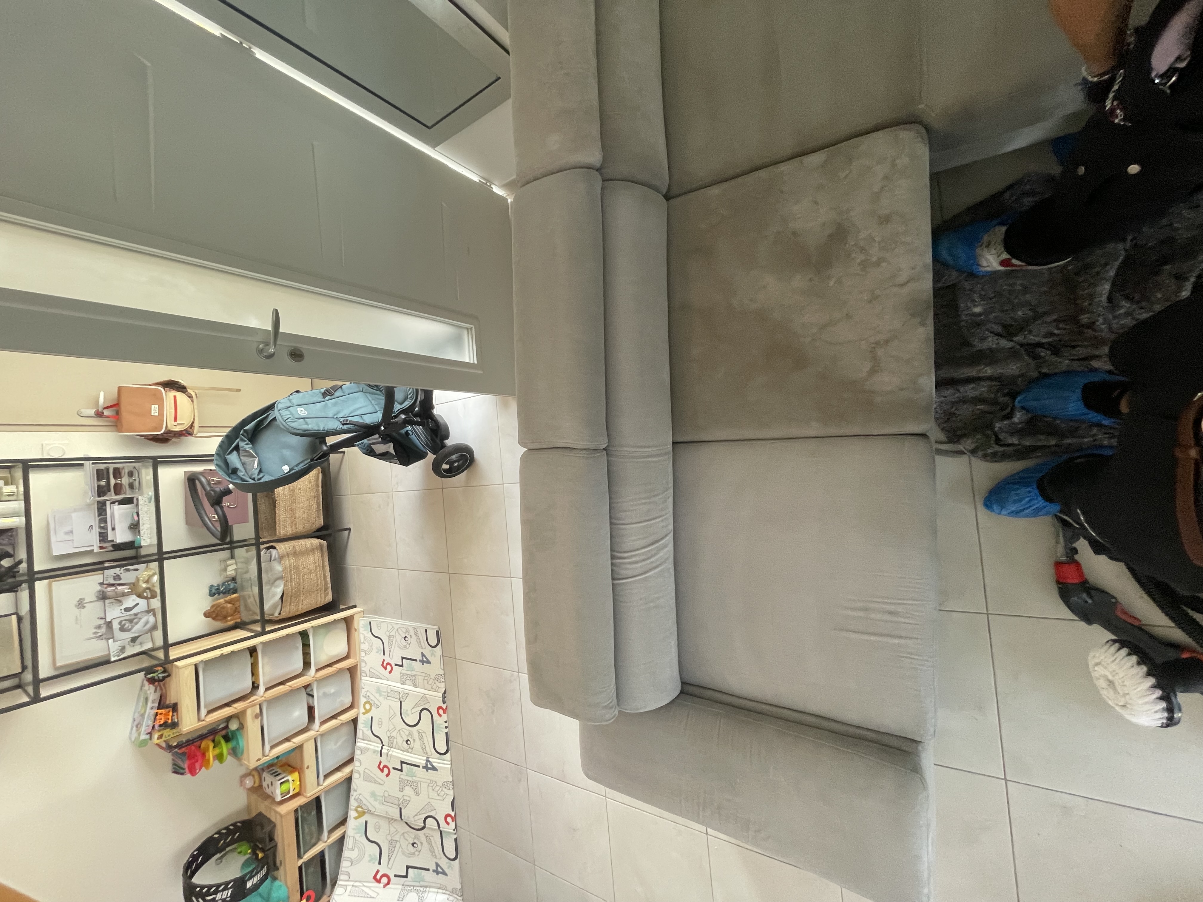 Application de mousse sur canapé