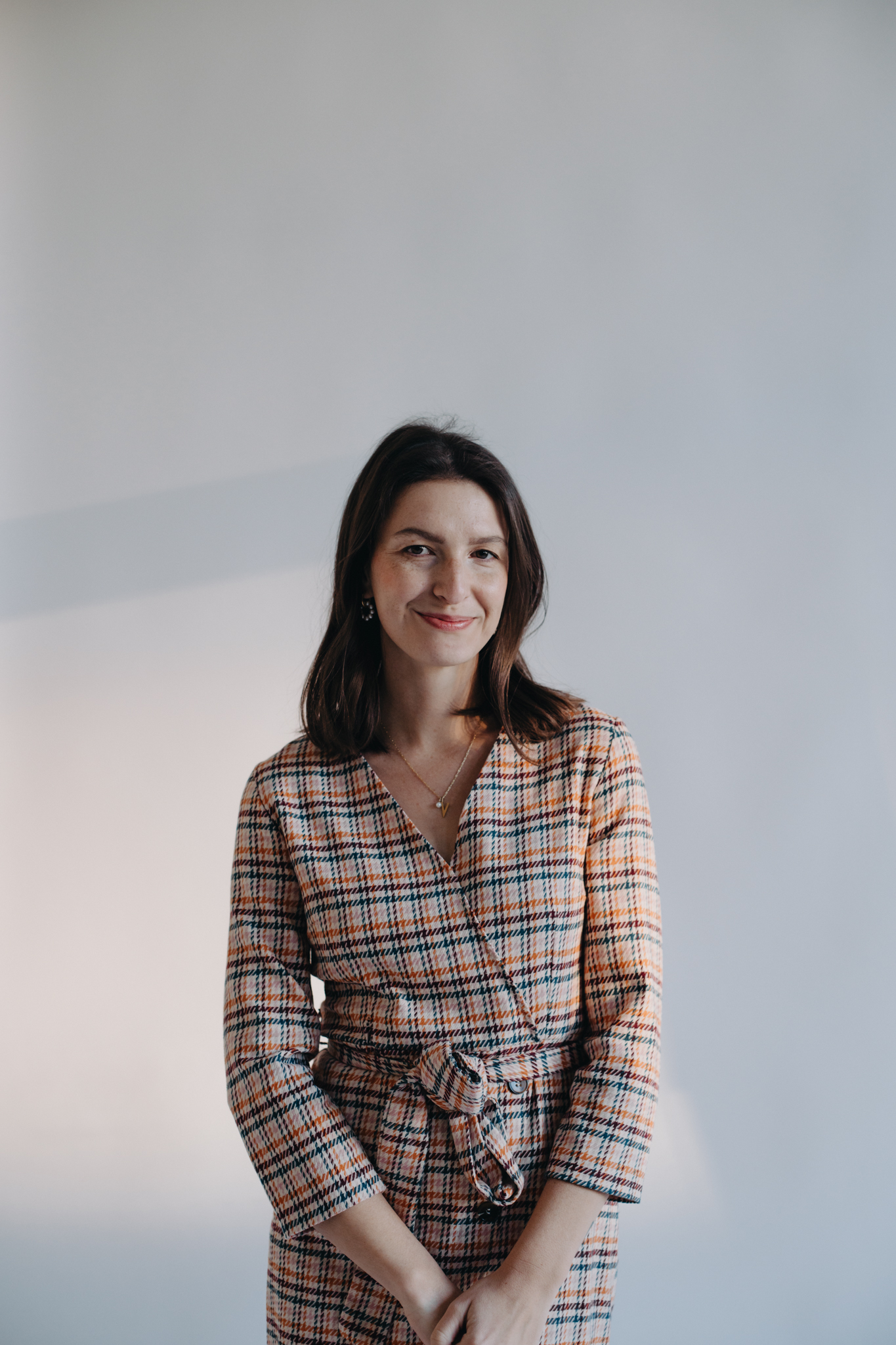 Vystudovala jsem jednooborovou psychologii na Filozofické fakultě Univerzity Palackého v Olomouci. Specializuji se na práci s dospívajícími a dospělými klienty s Aspergerovým syndromem, kterým se věnuji již 7 let. K této specializaci mě přivedl především pocit nedostatku odborníků v dané oblasti. V minulosti jsem vedla seberozvojové skupiny a nácviky sociálních dovedností právě pro osoby s Aspergerovým syndromem. Dále jsem se během svého čtyřletého působení na pozici školní psycholožky na střední škole setkávala s širokou škálou témat, která trápí současnou mladou generaci. Práce s dospívajícími klienty mě velice oslovila - oceňuji zejména jejich schopnost sebereflexe a upřímnou motivaci pečovat o své duševní zdraví. Jako terapeut vám nabízím bezpečný prostor, kde můžete svobodně sdílet své obavy, myšlenky a životní příběh. Společně objevíme nové perspektivy, porozumíme vašim skutečným potřebám a najdeme způsoby, jak ustát a možná i něco získat v náročném období.
Život je jako cesta plná různých zákoutí a překvapení. Někdy ji můžeme zvládnout sami, jindy je moudré přijmout pomocnou ruku na své cestě. Budu ráda, pokud mohu být tou, která vám na této cestě pomůže."
