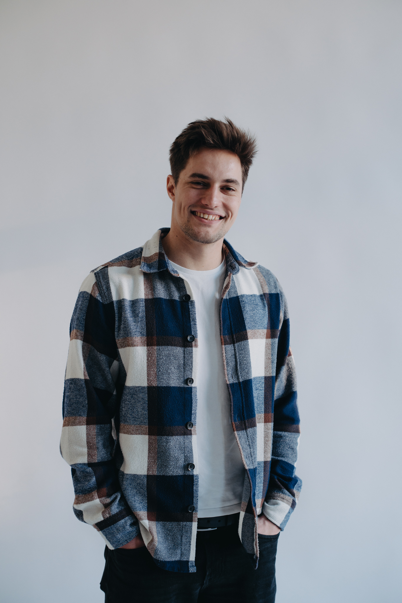 Vystudoval jsem jednooborovou psychologii na Univerzitě Palackého v Olomouci. Od dokončení studia se věnuji zejména oboru školní psychologie, práci s dospívajícími a mladými dospělými. Zabývám se také zážitkovou pedagogikou a lektorskou činností v oblasti psychologie a osobního rozvoje. V oblasti školní psychologie se pohybuji pátým rokem a jako školní psycholog a lektor preventivních programů jsem měl možnost pracovat s řadou tříd i jednotlivých studentů. Zejména pak skupinová práce s dospívajícími mě opravdu oslovila. Pokud se ve skupině podaří nastolit bezpečná atmosféra, všichni zúčastnění mohou ze spolupráce vytěžit mnoho zkušeností a vhledů, které zúročí ve všech oblastech svého života. 