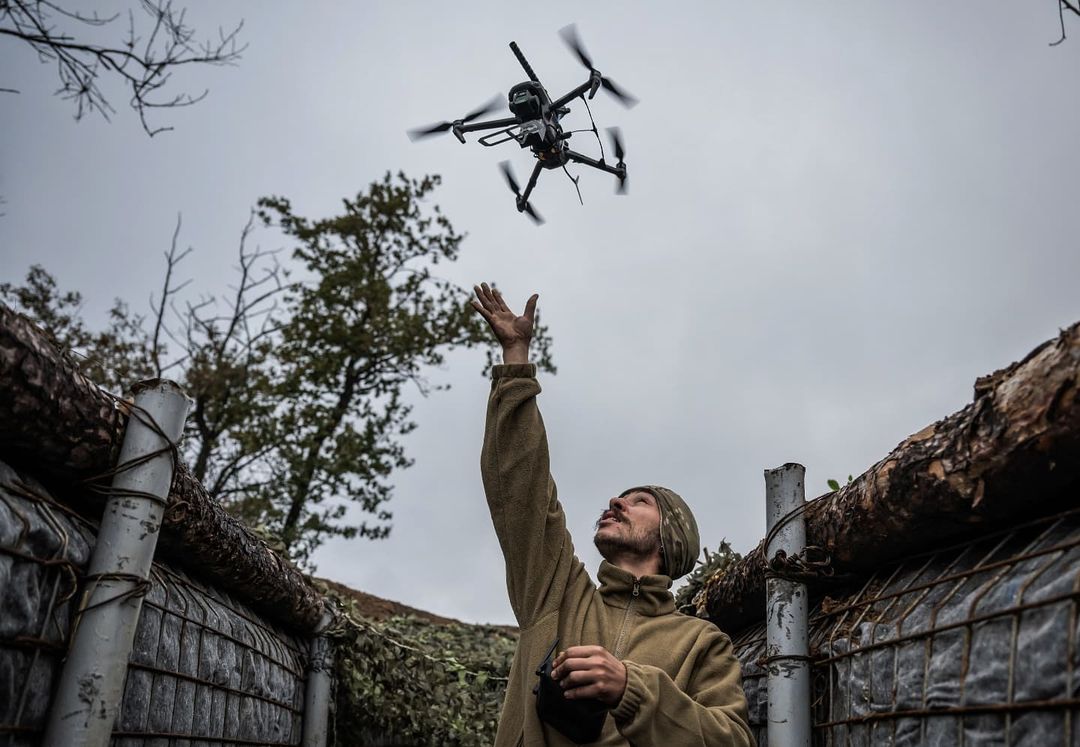 Um soldado da unidade especial "Lobos Da Vinci" das Forças Armadas da Ucrânia lança um drone FPV a partir das posições ucranianas em Pokrovsk, na região de Donetsk. Outubro de 2024. Foto: Viacheslav Ratynskyi