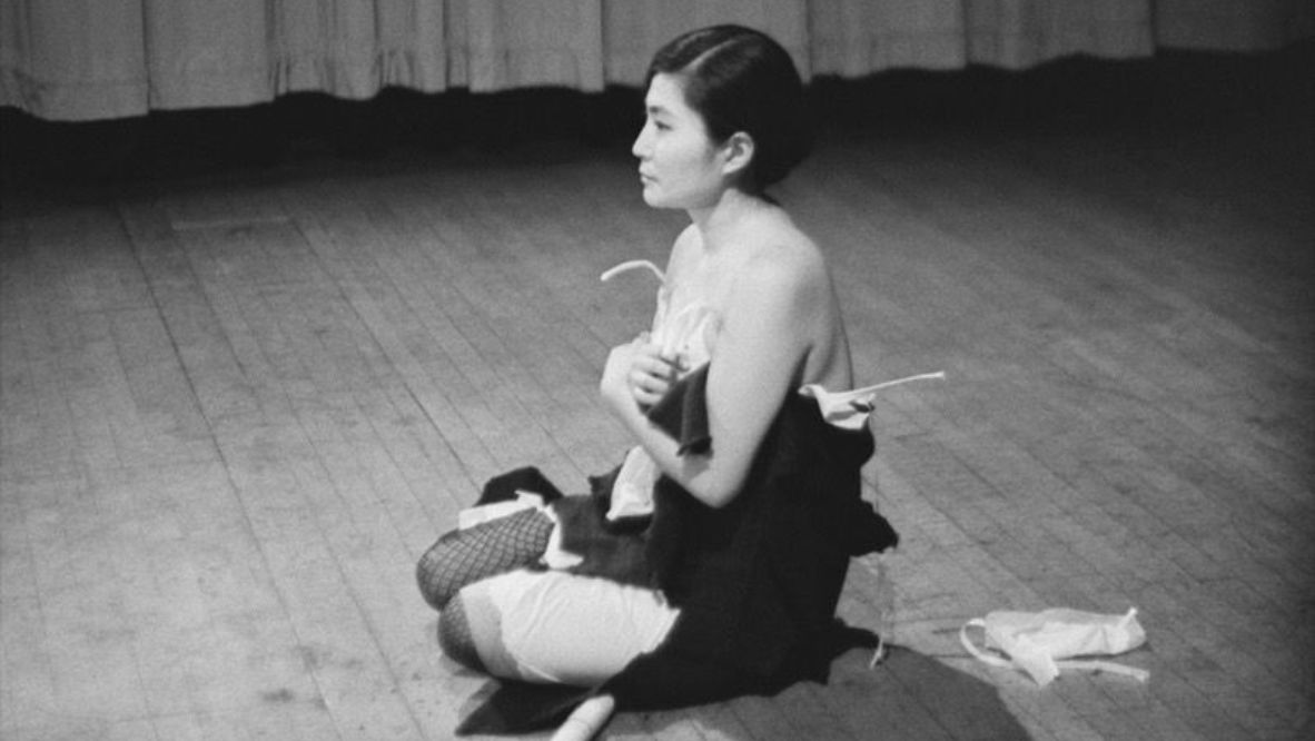 Yoko Ono. Cut Piece (1964) © Minoru Niizuma 2015