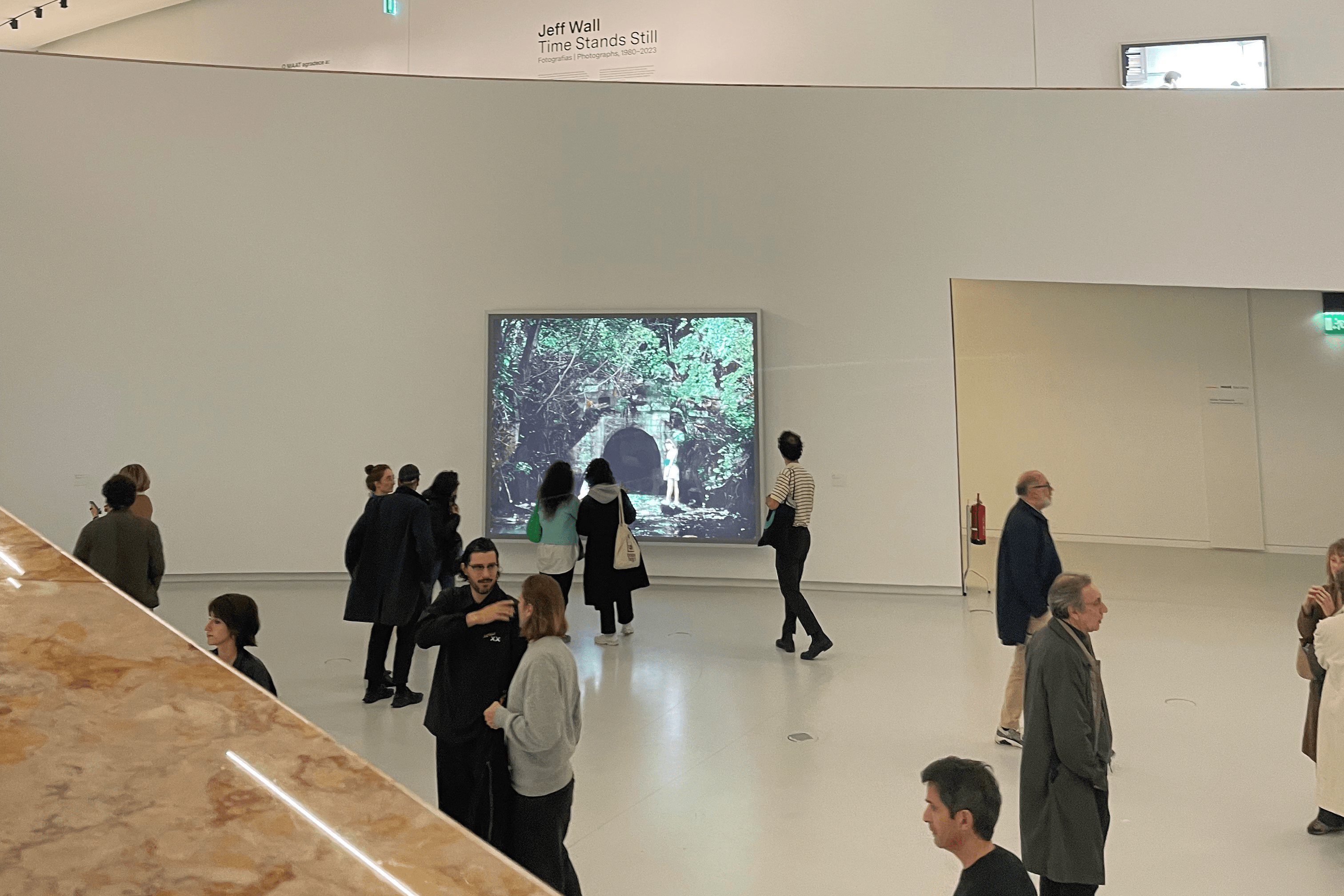 Fotografia tirada pela autora na inauguração da exposição Time Stands Still de Jeff Wall, no MAAT (2025)