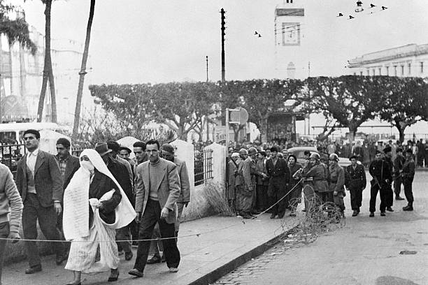 Soldados e polícias franceses controlam uma das entradas da Casbá, em Argel, durante a Batalha de Argel, a 2 de fevereiro de 1957. Fotografia: Jacques Grevin/AFP via Getty Images.