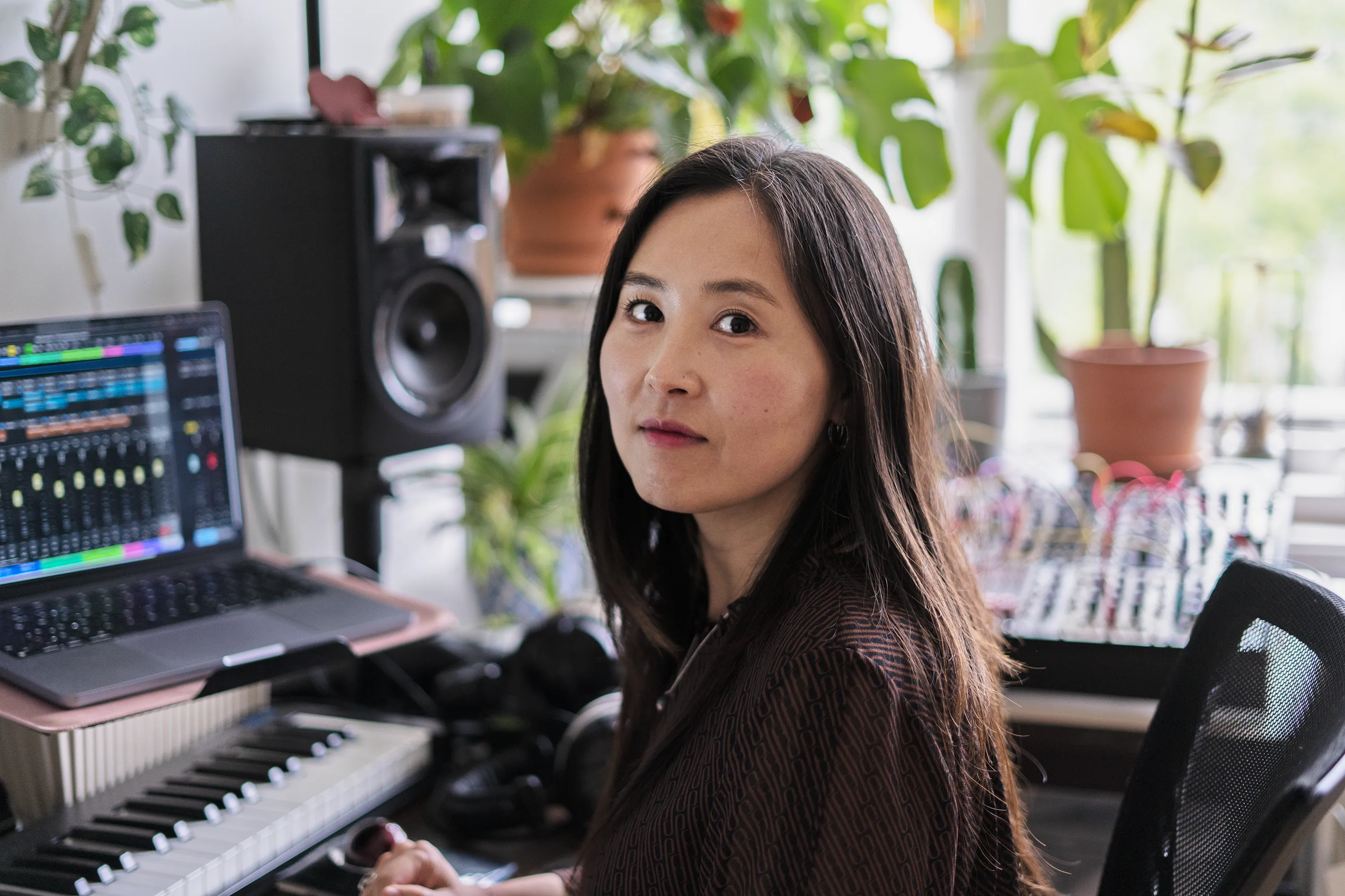 Hyunji Jung (Hynozia) picture at the studio.