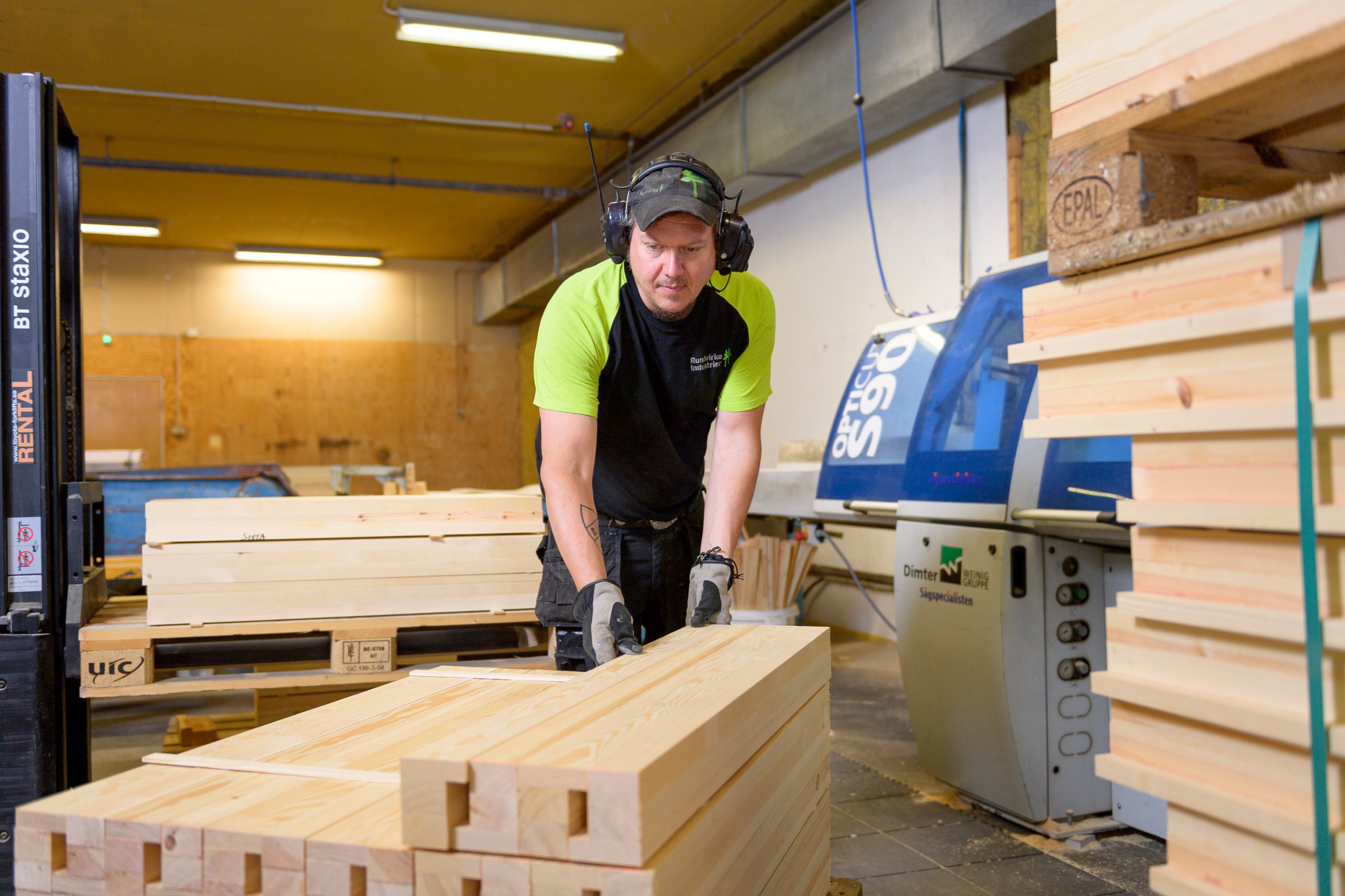 Ferdige vindusemner av furu stables