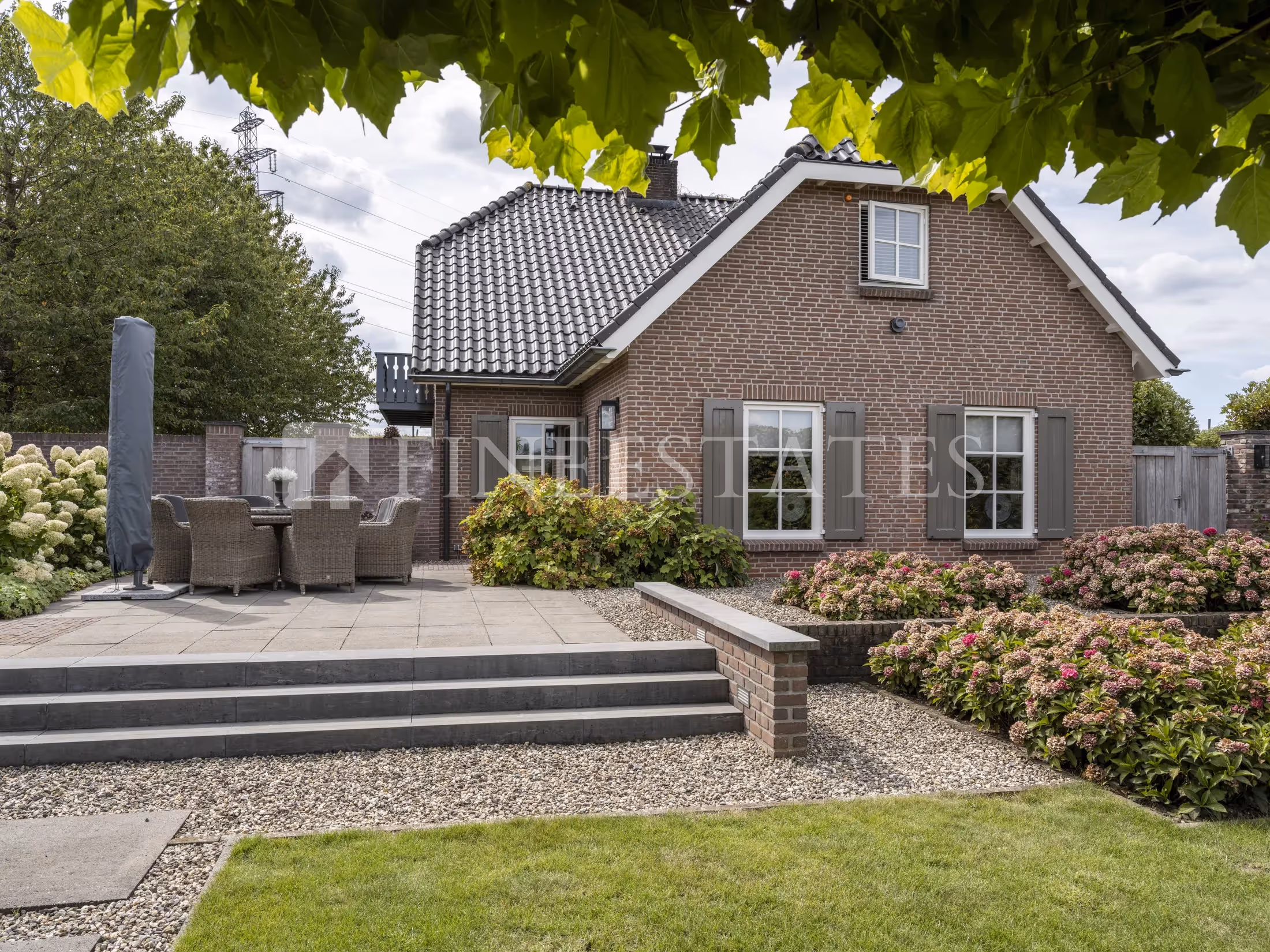 Mehrgenerationen-Villa im Landhausstil – Wohldorf-Ohlstedt mit Pool und Gartenparadies