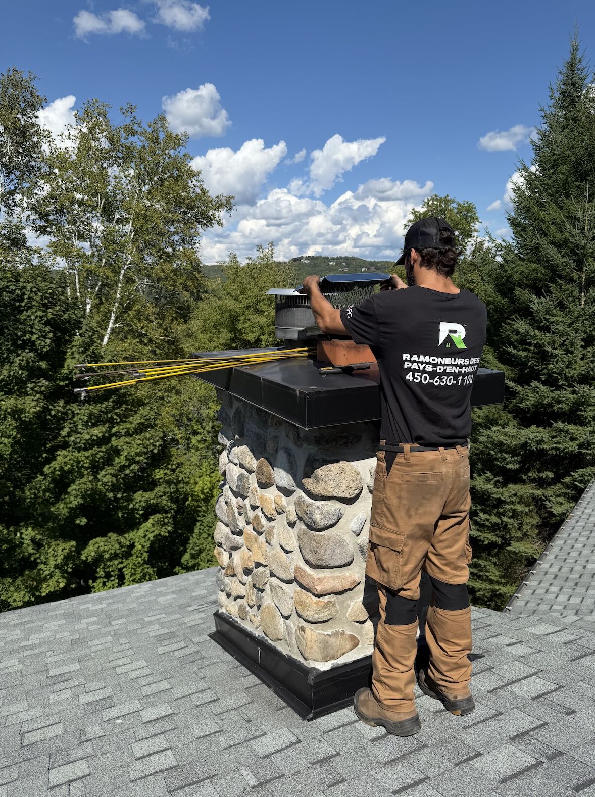 Ramoneur se préparant à faire un ramonage de cheminée