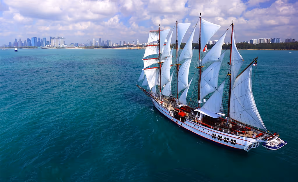 The Royal Albatross Tallship heading for the Marina Bay