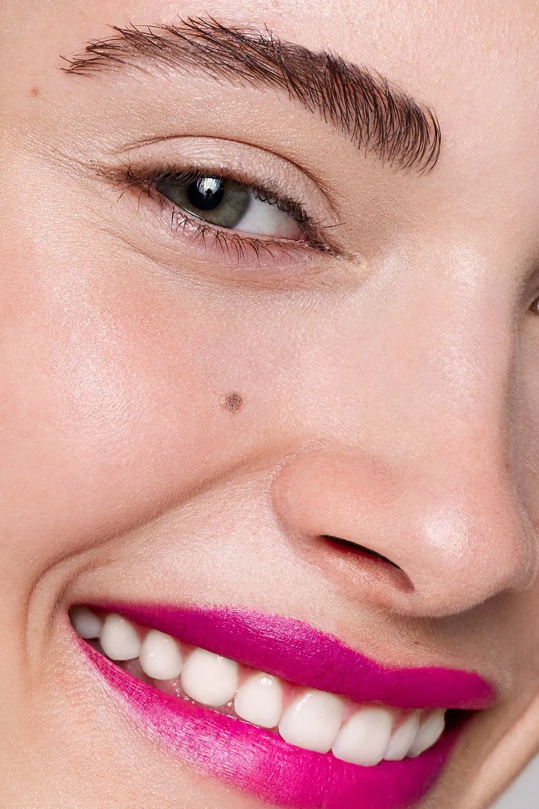Gros plan beauté d'une mannequin souriante aux lèvres rose vif