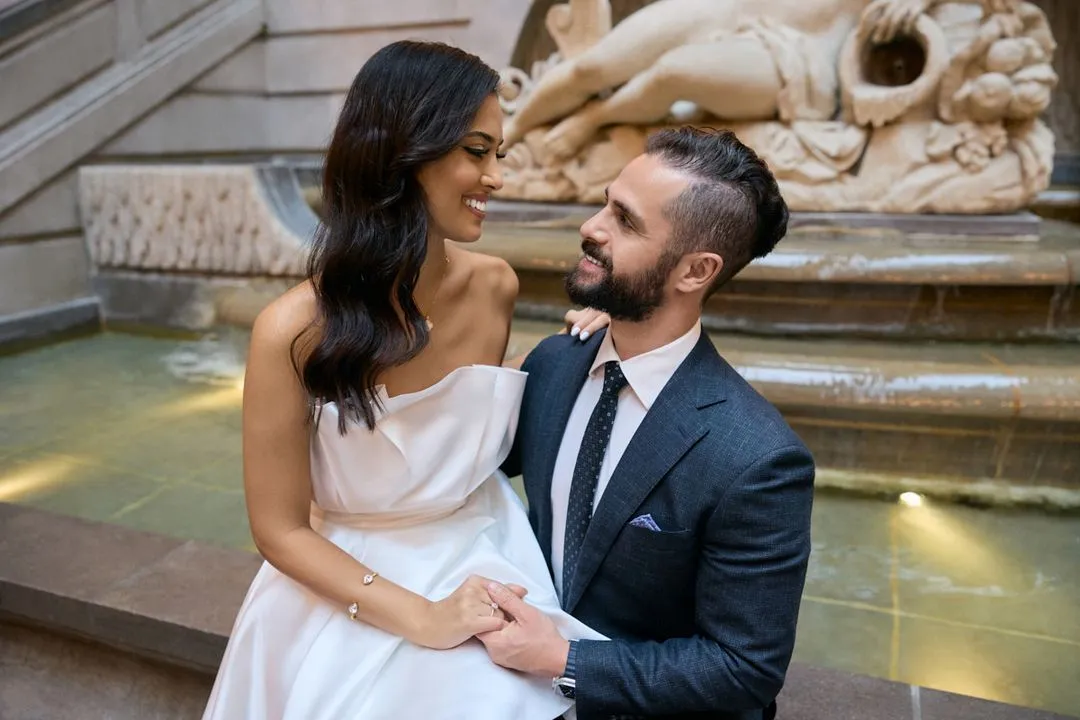 Couple de fiancés assis près de la fontaine du Centre de commerce mondial de Montréal