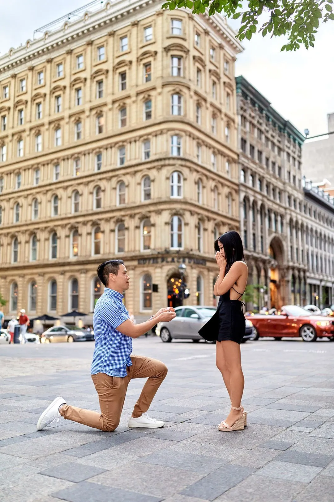 Demande en mariage surprise : un homme s'agenouille devant des édifices historiques du Vieux-Montréal