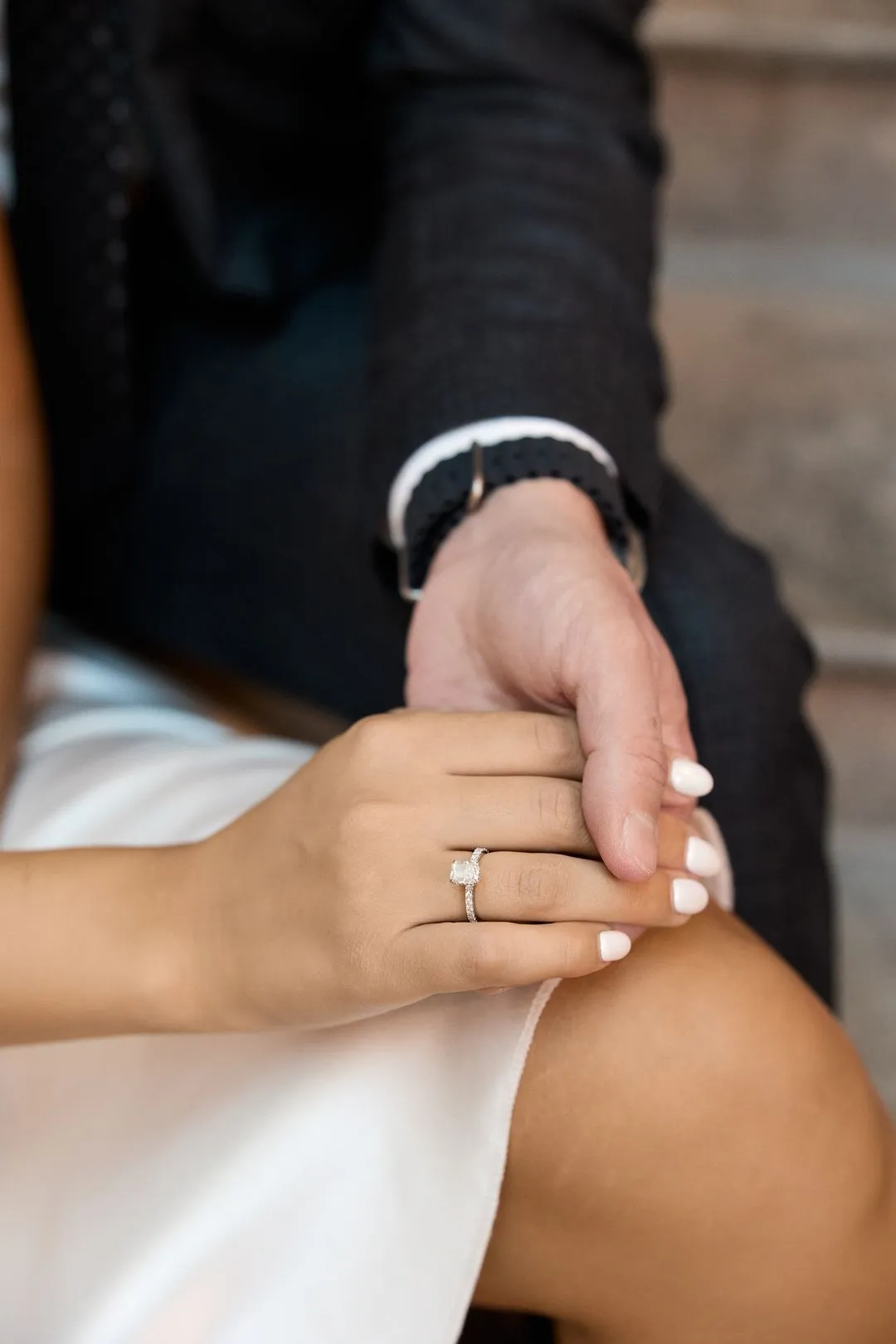 Gros plan des mains du couple montrant sa bague de fiançailles