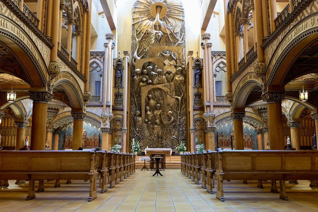 Intérieur de la chapelle du Sacré-Cœur de la basilique Notre-Dame de Montréal et son retable de bronze