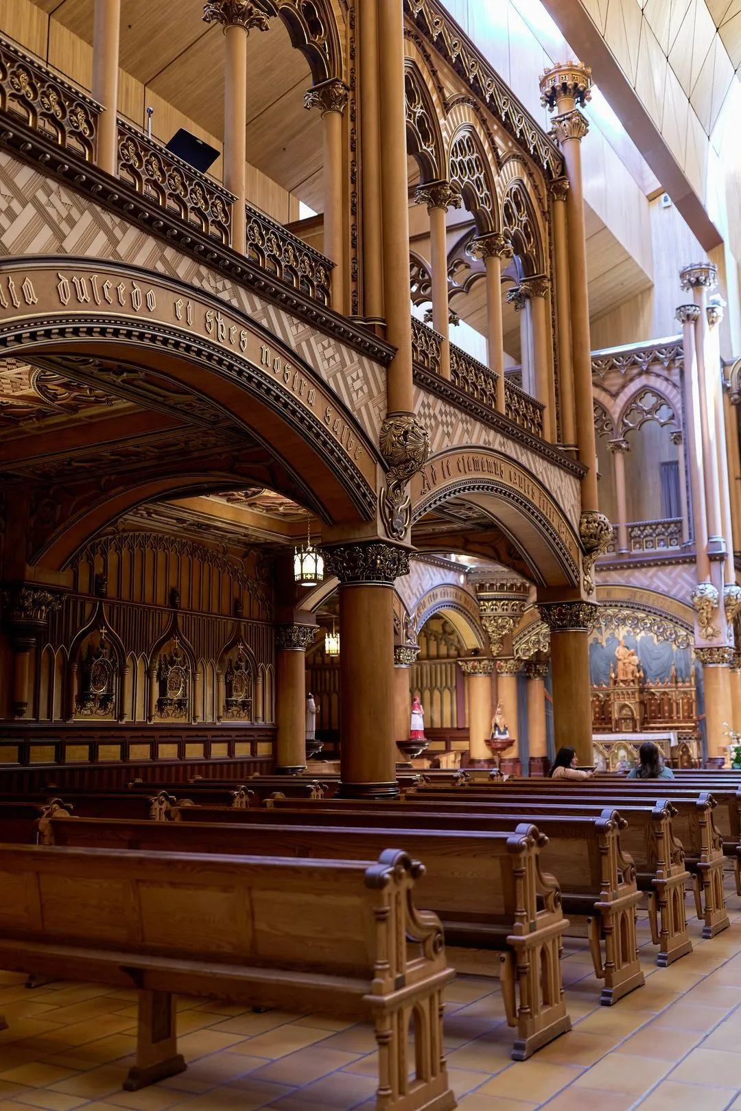 Bancs de bois et arcs gothiques sculptés dans la chapelle du Sacré-Cœur de la basilique Notre-Dame