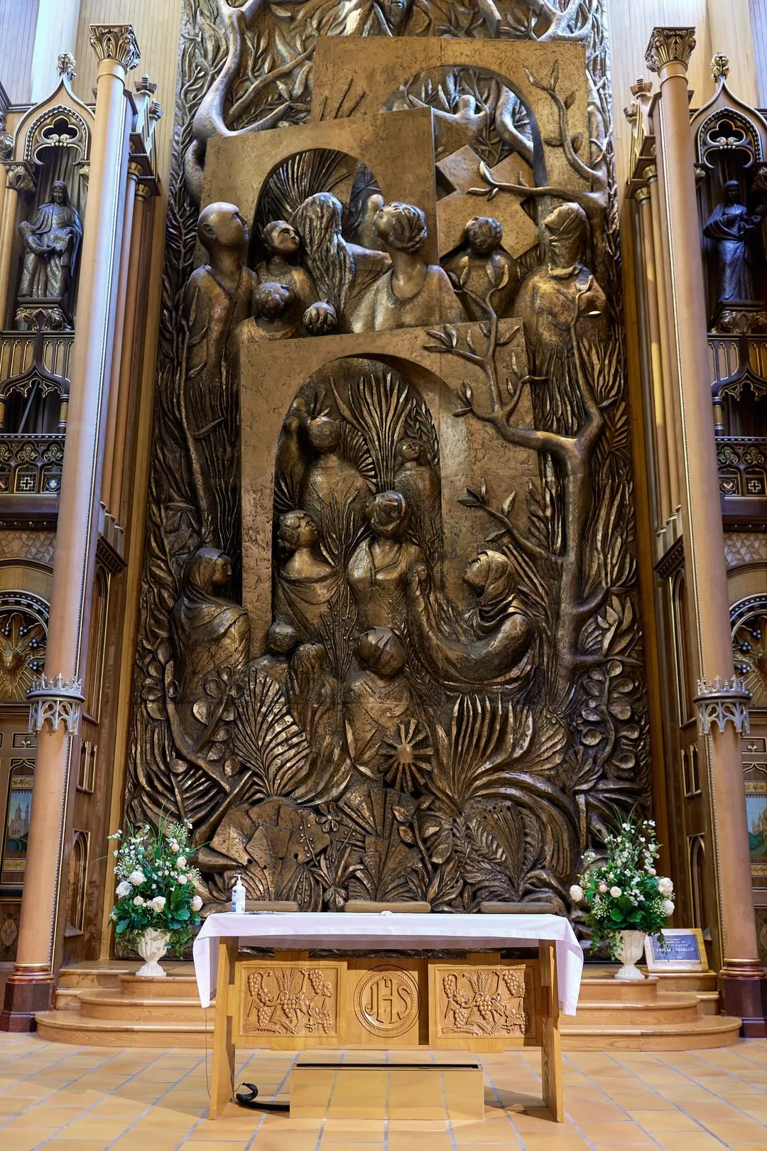 Retable de bronze au-dessus de l'autel de la chapelle du Sacré-Cœur, basilique Notre-Dame de Montréal