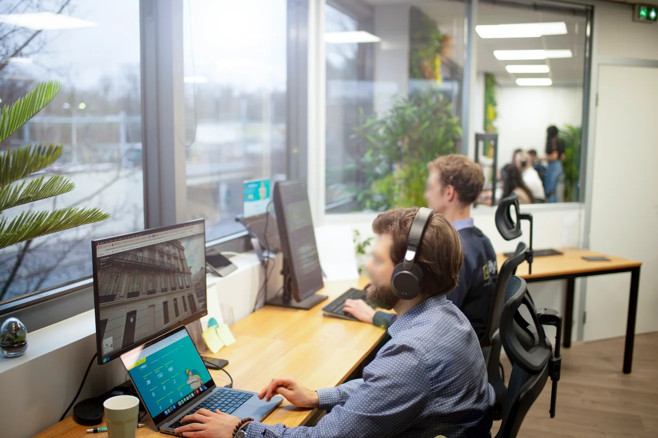 Équipe de l’agence Utily travaillant en open space sur des projets de marketing digital