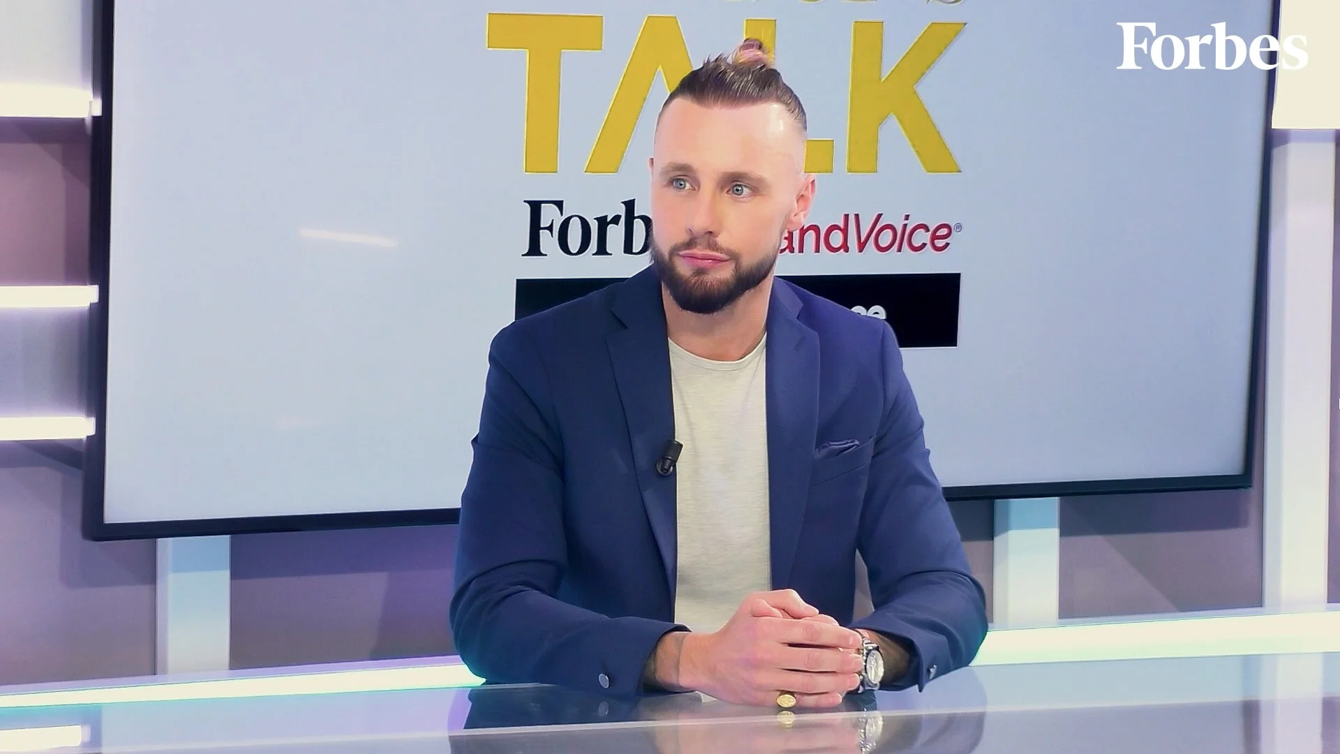 Mike Dejardin invité en interview sur le plateau Forbes pour parler d’entrepreneuriat et de croissance business