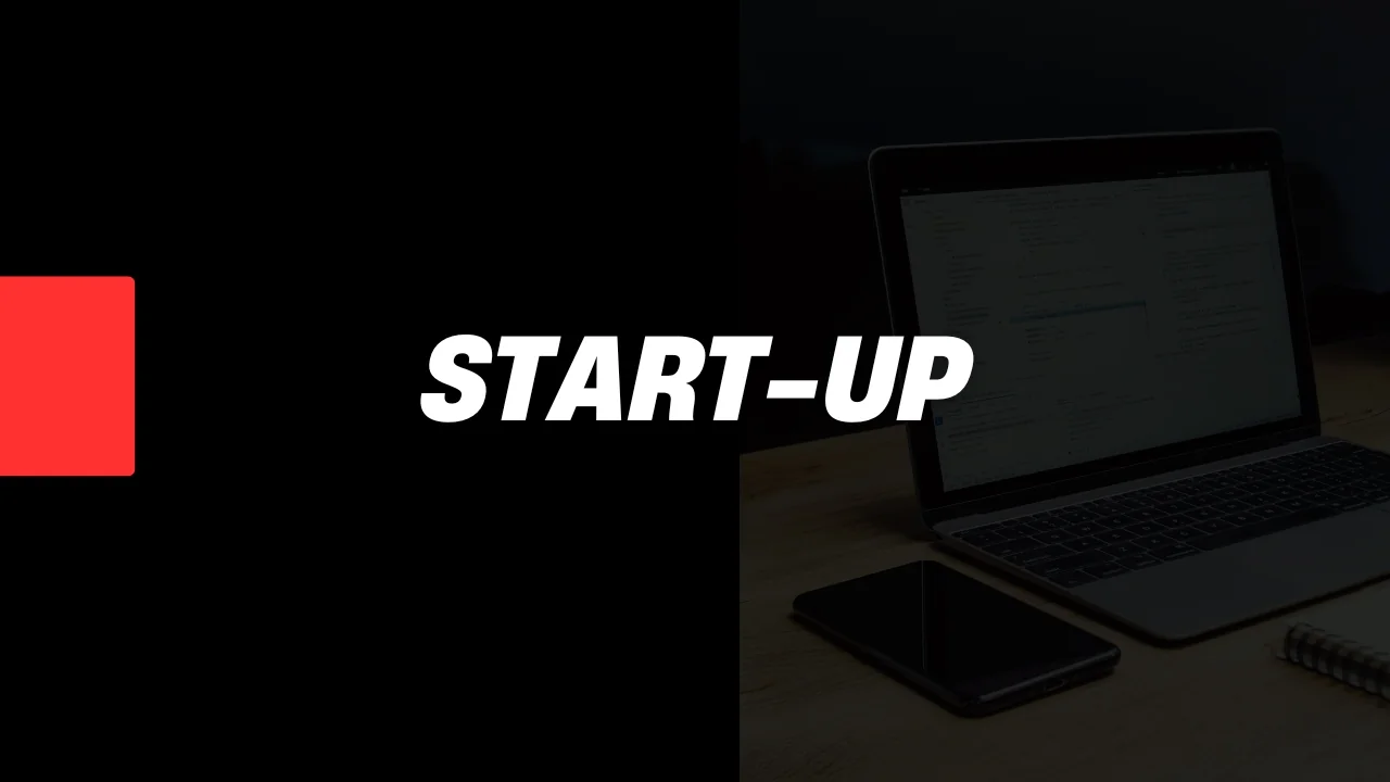 Consulting business pour start-up avec ordinateur portable et smartphone sur un bureau