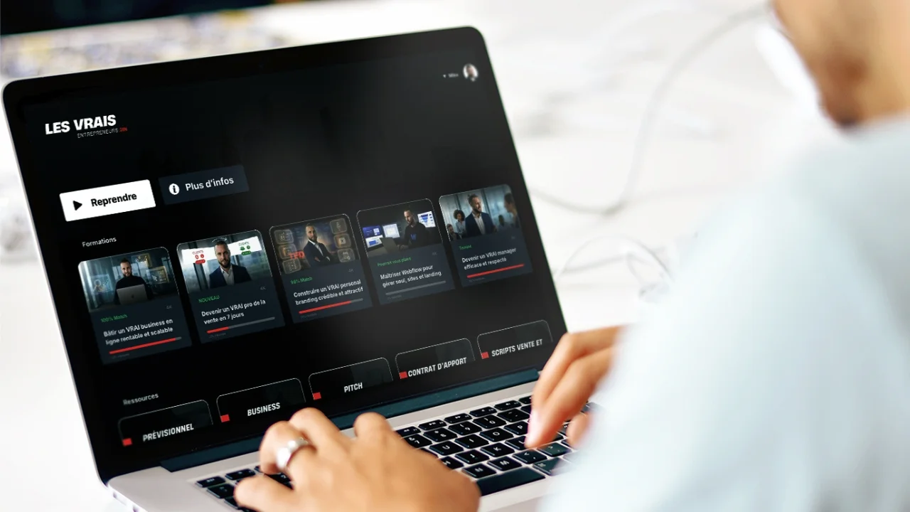 Tableau de bord des formations Les Vrais Entrepreneurs affiché sur un ordinateur portable
