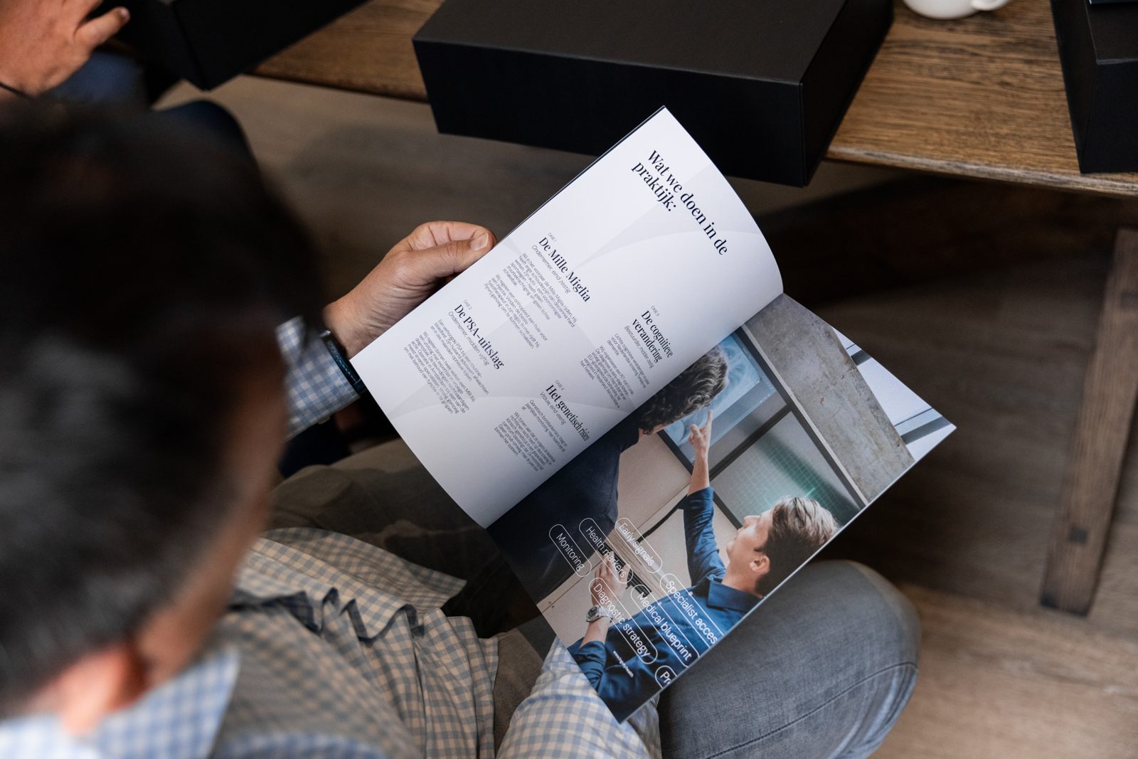 Deelnemer leest de brochure