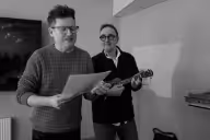 Två personer som står och sjunger.