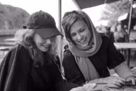 Två personer är glada.