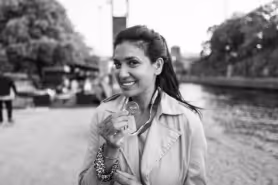 En kvinna står på ett torg.