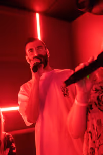 En man som sjunger karaoke.