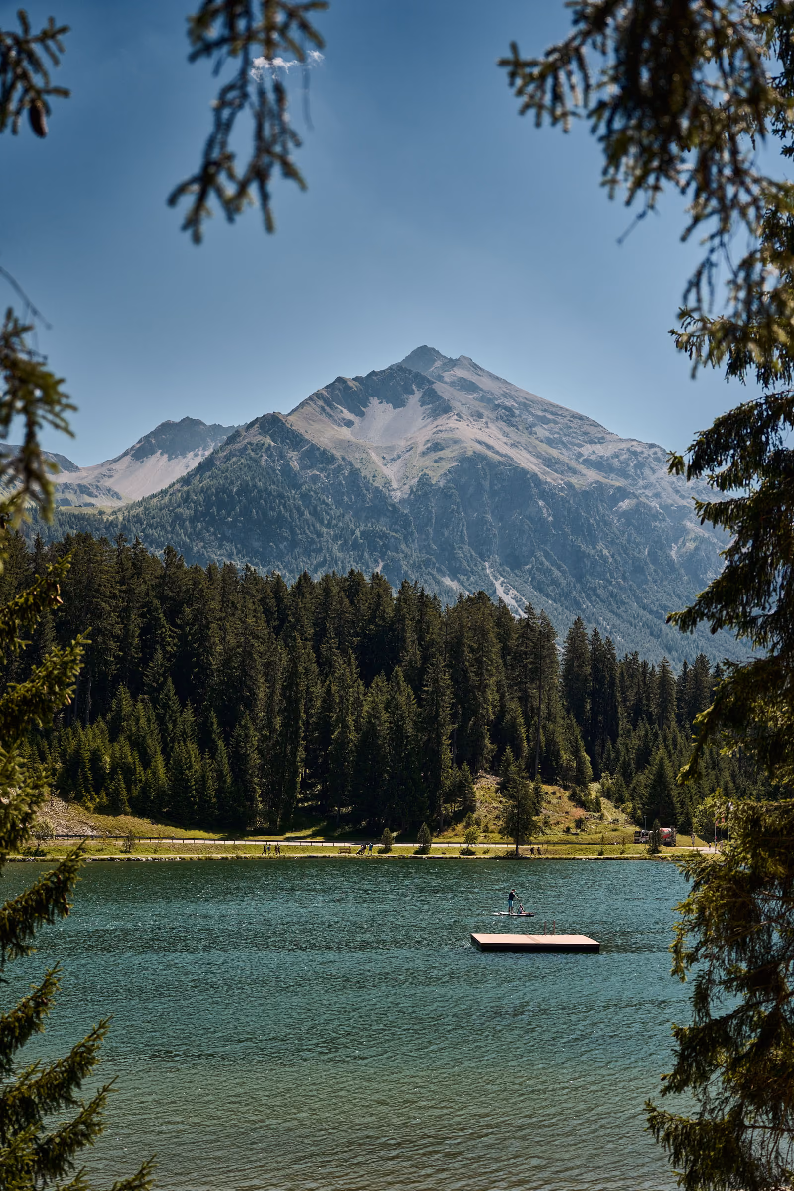 Blick auf den Heidsee in Lenzerheide vor der malerischen Bergkulisse der Region