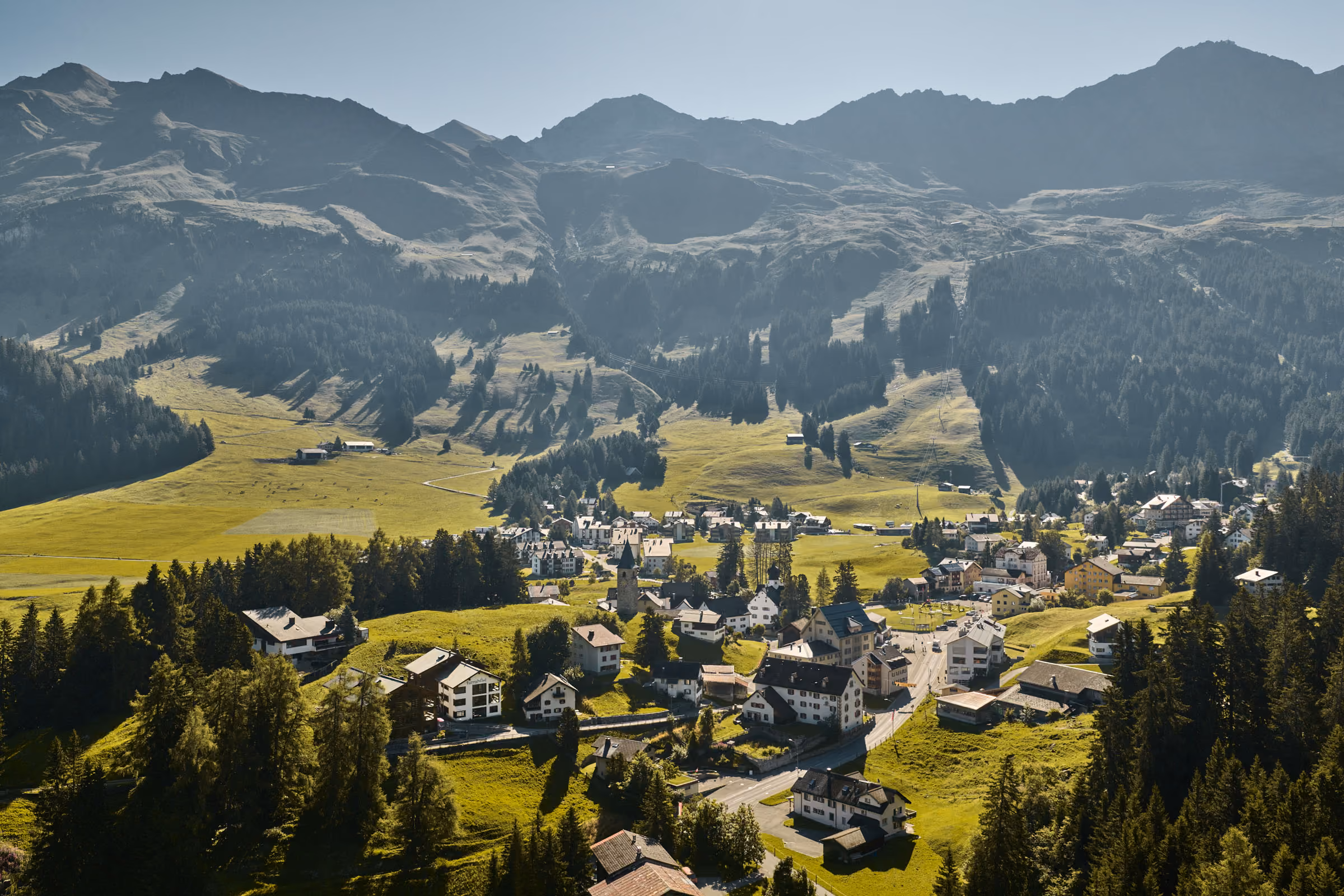 Der Ortsteil Parpan in der Region Lenzerheide im Sommer, in dem sich die Turrabuel Ferienwohnungen befinden.