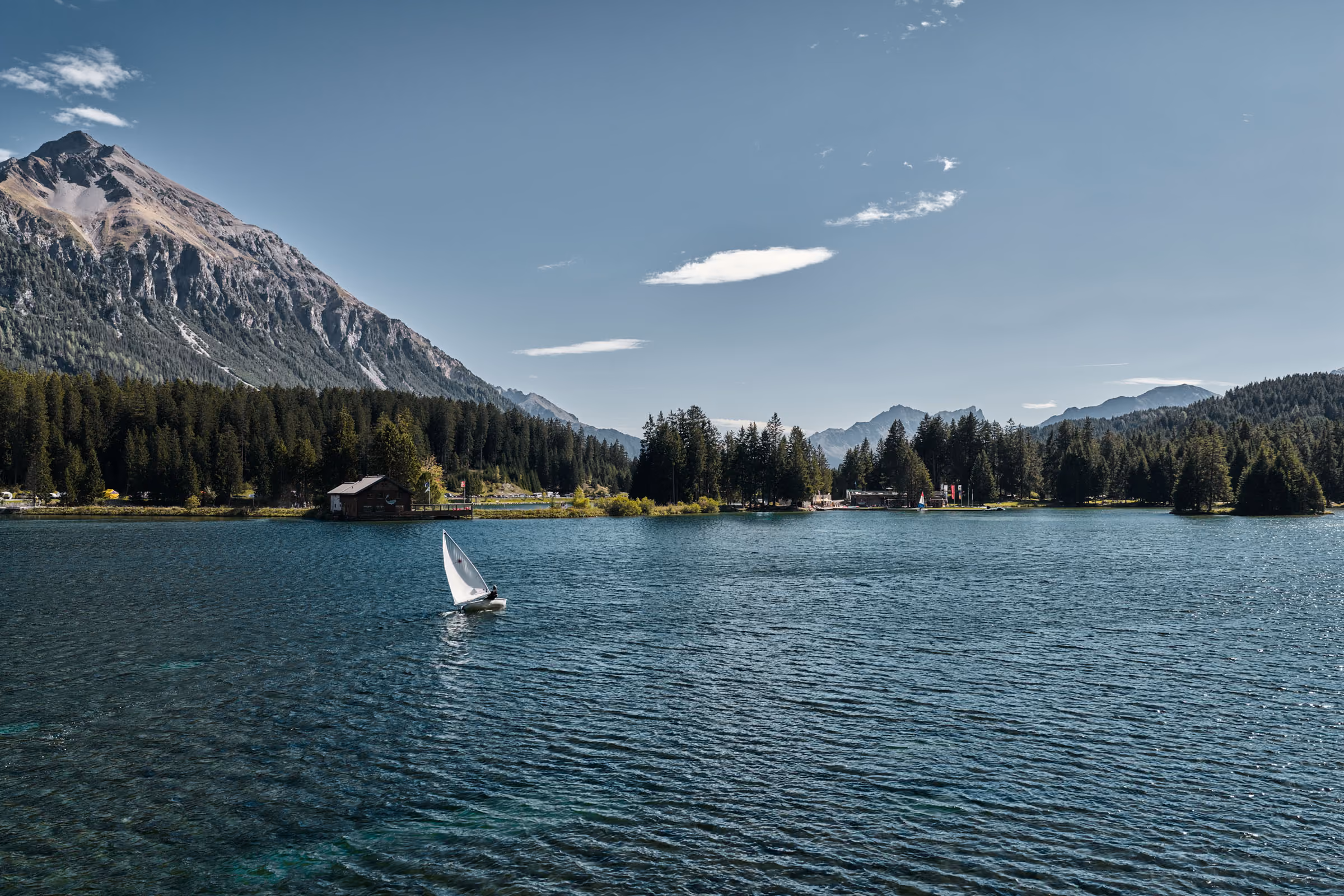 Ein Segler auf dem Heidsee im Sommer.