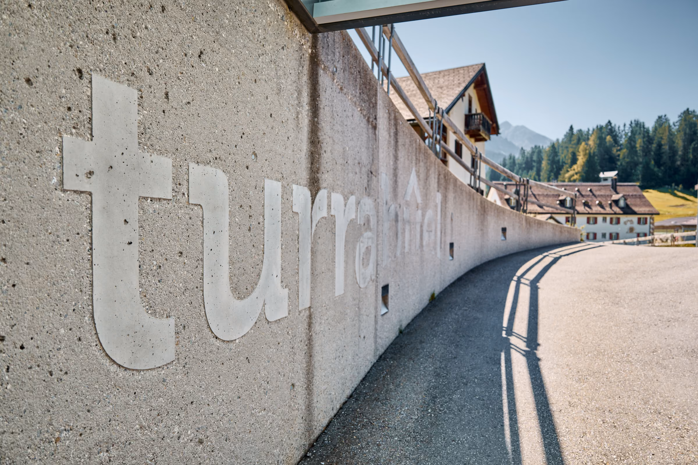 Die Tiefgarageneinfahrt des Turrabuel im Sommer.