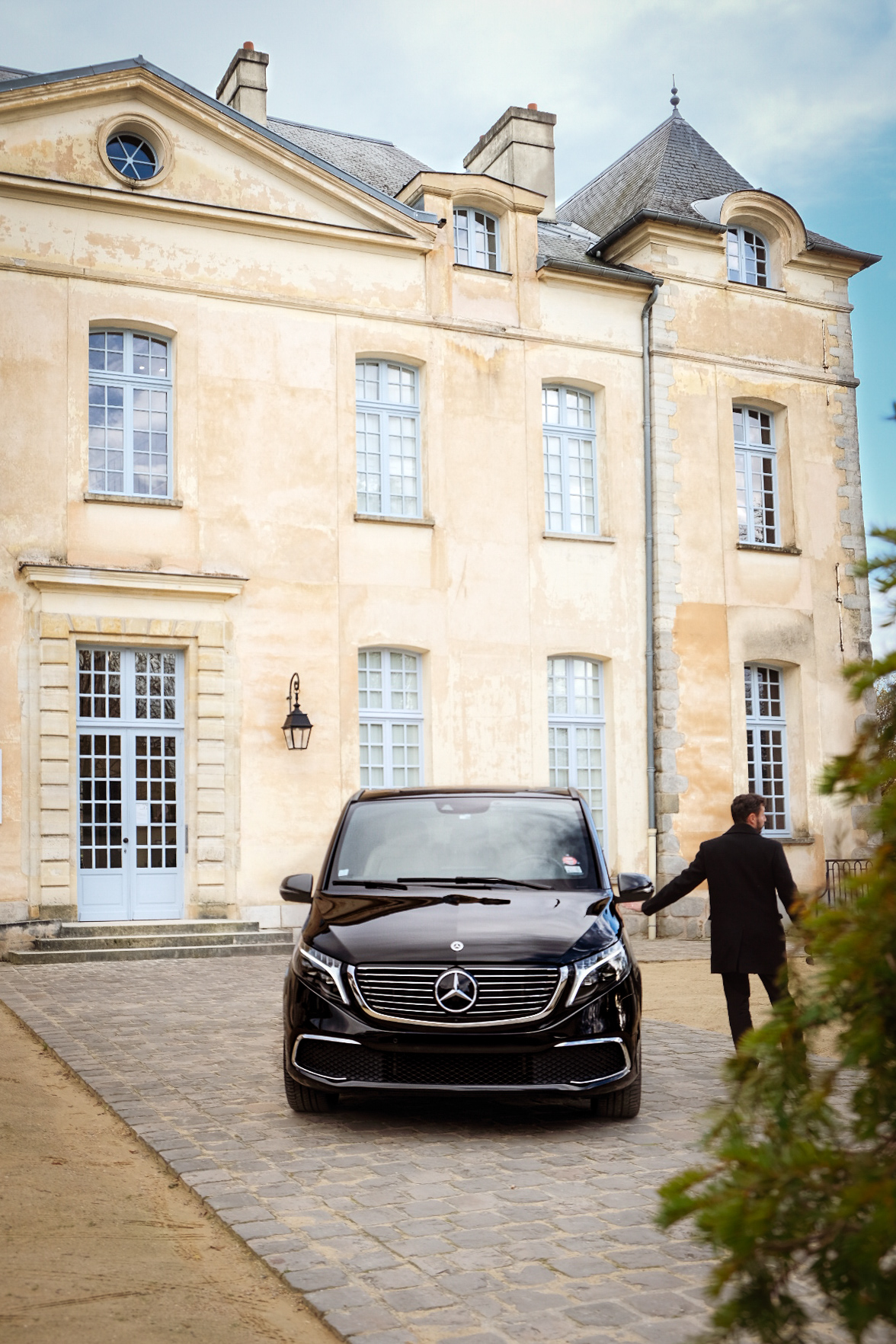 Mercedes EQV Estate Ride devant un hôtel particulier parisien
