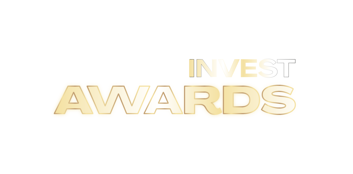 Texte "INVEST AWARDS" en lettres dorées et blanches sur fond transparent.