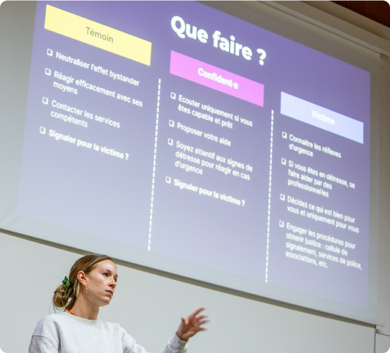 Violette Kerleaux devant un écran sur lequel est projeté une formation Purple Lab : Sensibilisation sur les violences et les discriminations