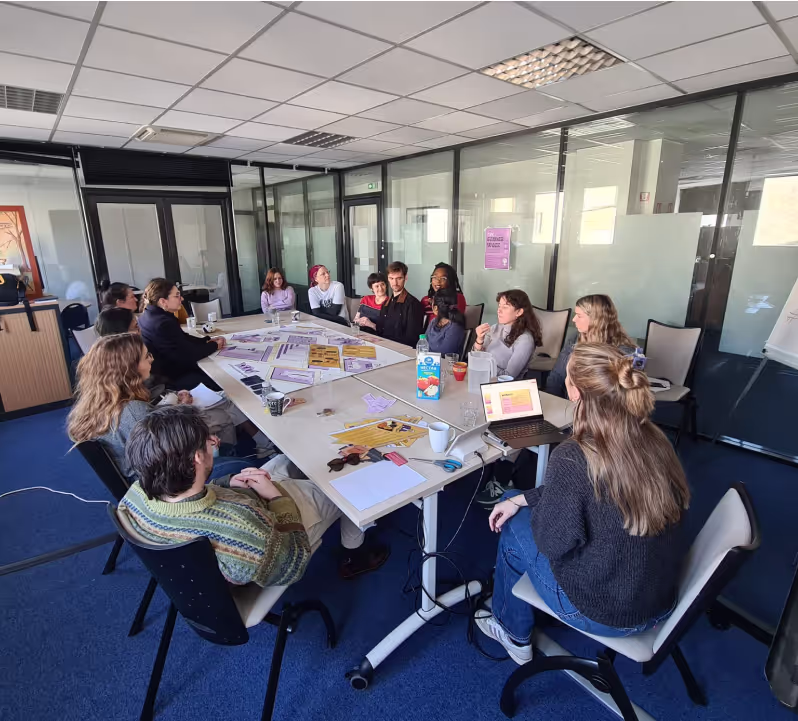 Séance d'une formation avec le jeu BERC autour d'une grande table.