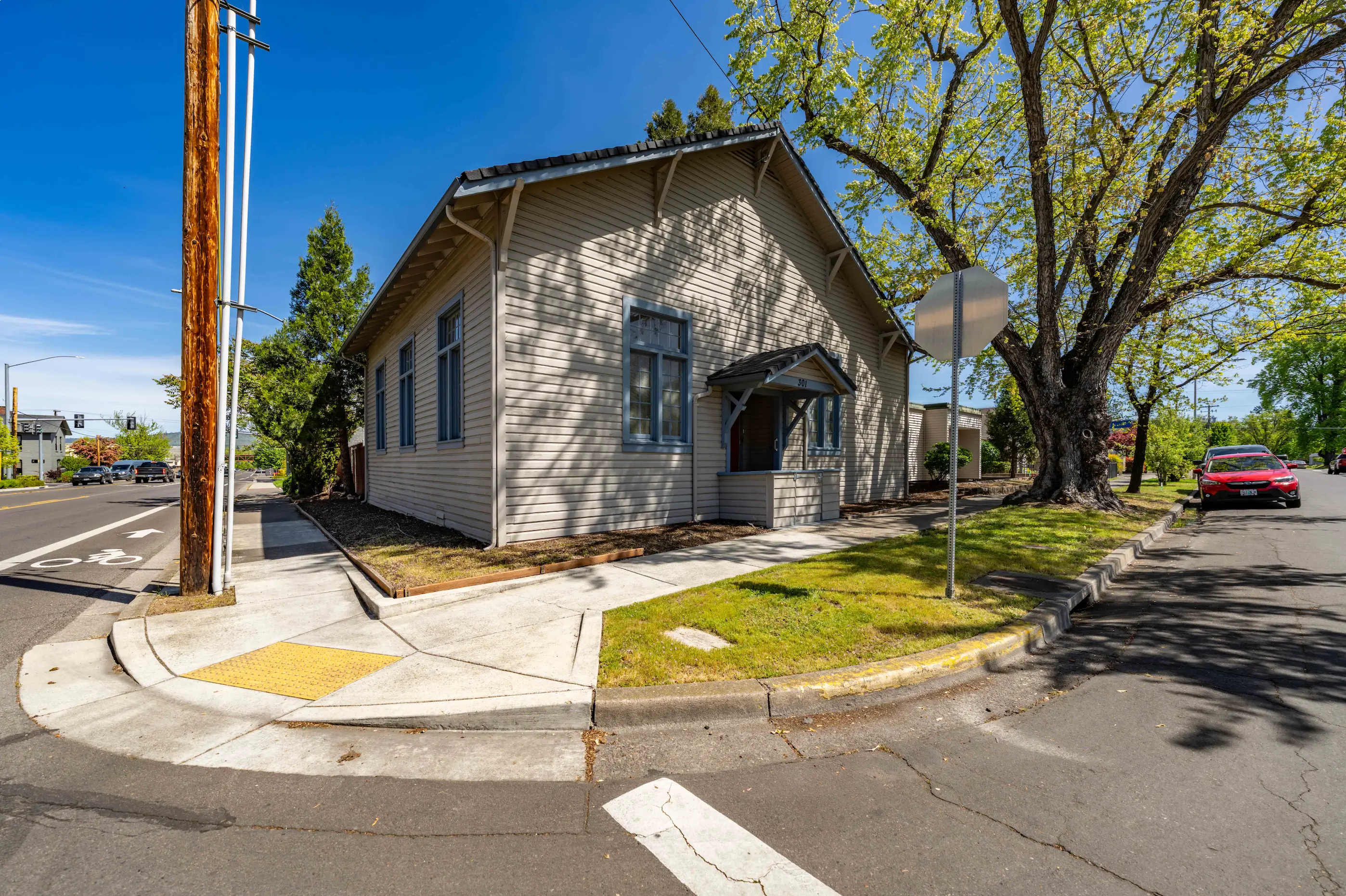 Central and Flexible Commercial Building - 301 S Ivy St