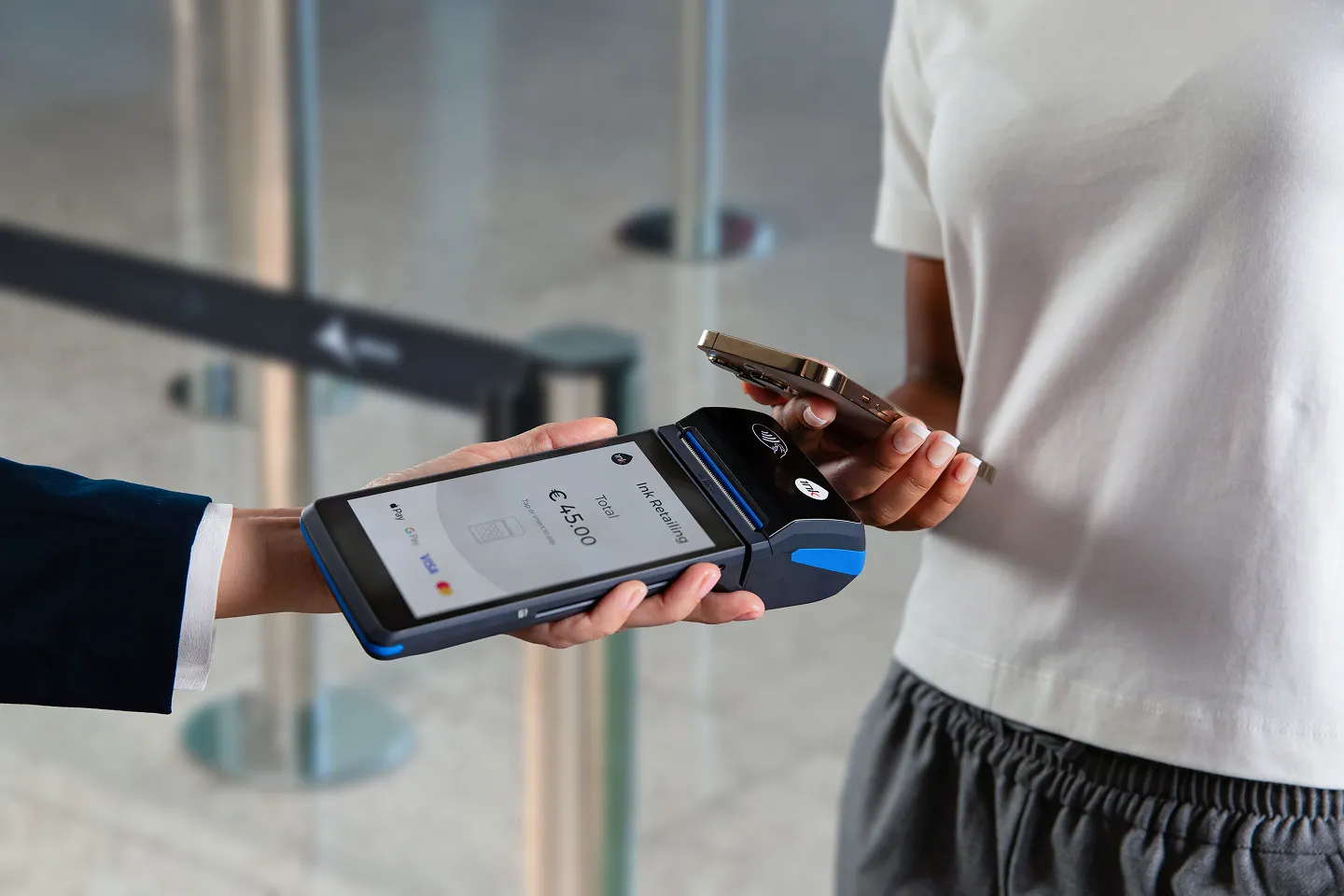 Besatzungsmitglieder verwenden DCS-Systeme von Ink für Hilfsmittel als eingebettete Funktion im System.