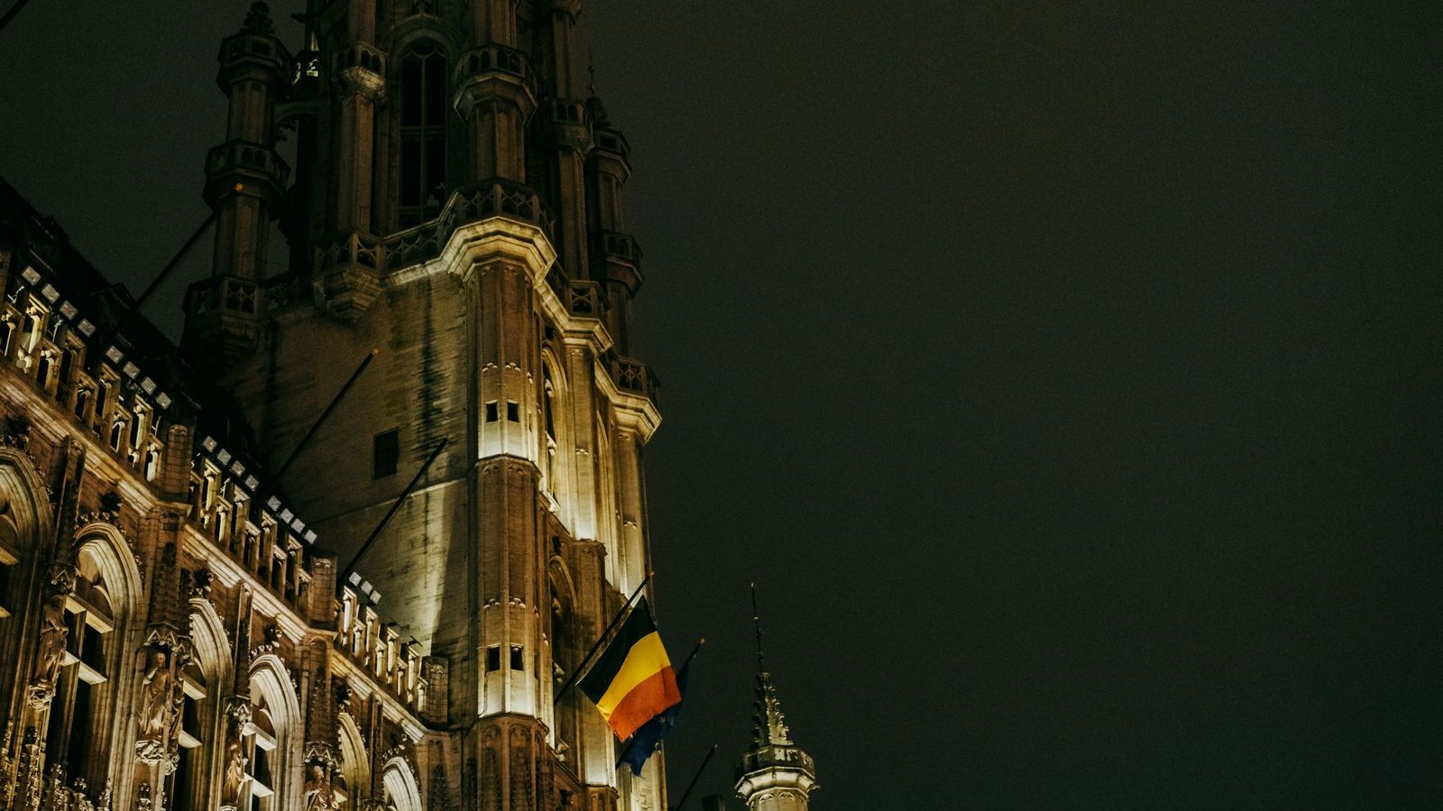 Grand-Place de Bruxelles illuminée — Agence SEO local Starboost en Belgique