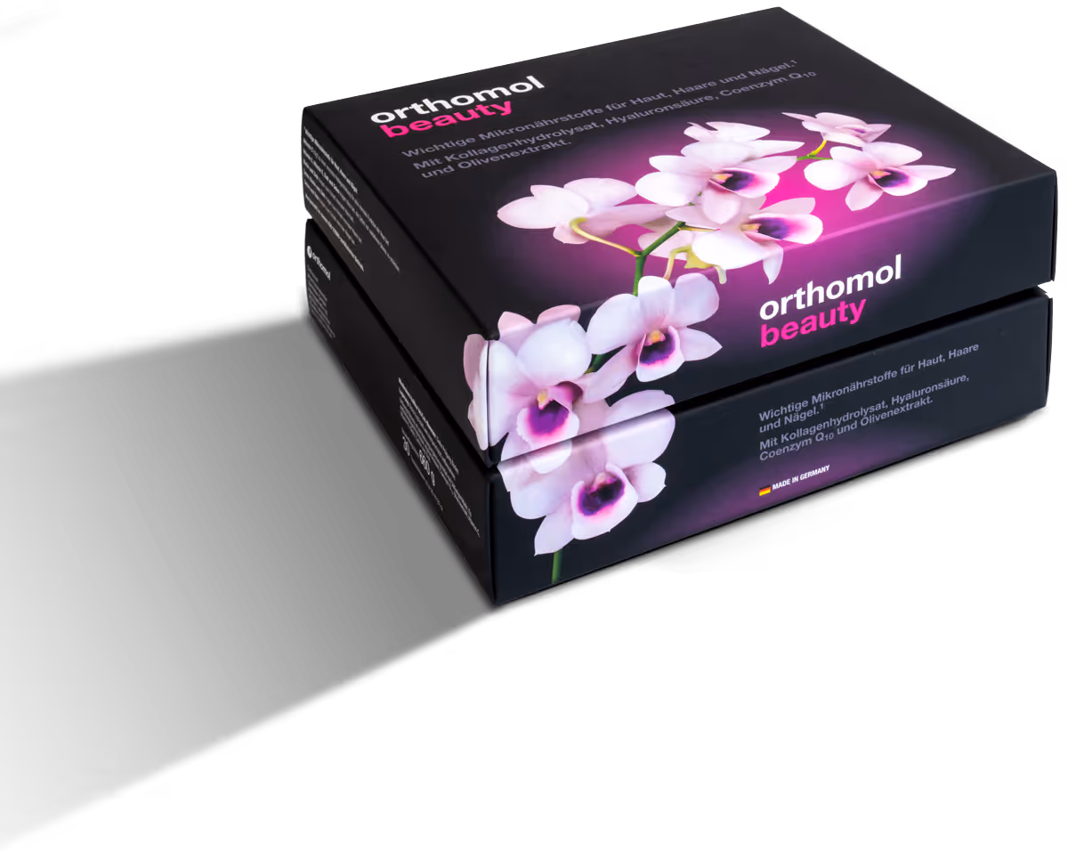 Zwei übereinander gestapelte Faltschachteln der Produktlinie »Orthomol beauty« mit auffälligem Orchideenmotiv. Bei uns gedruckt, veredelt mit Softtouch und konfektioniert.