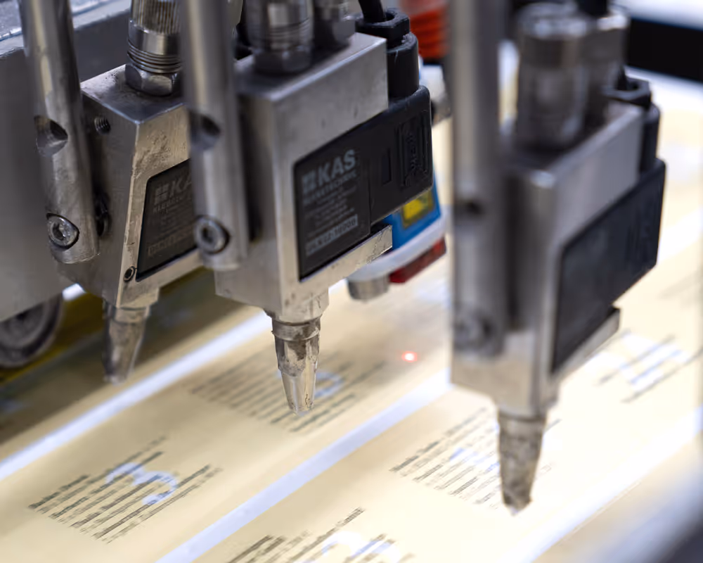 NEU bei backesDruck: Heißleim-Anlage für die präzise Lohnklebung – wir verkleben Faltschachteln perfekt, schnell und zuverlässig, auch bei kleinen Auflagen.