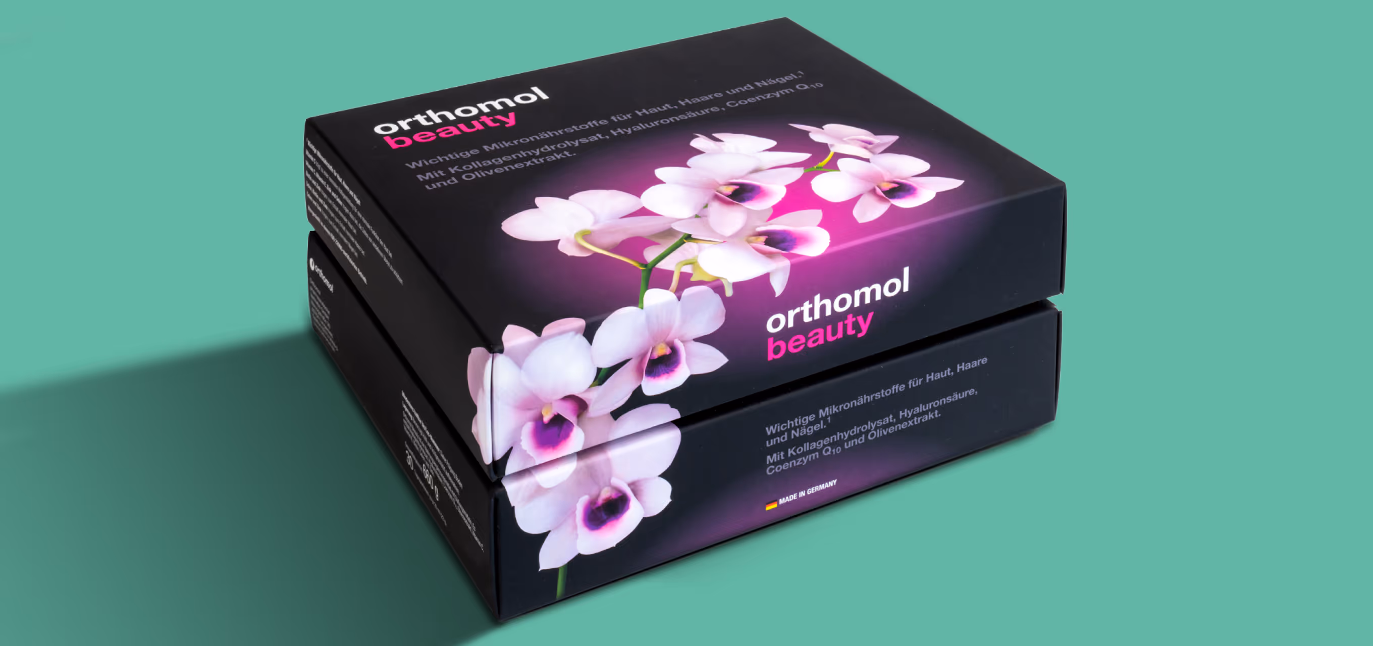 Eine hochwertig bedruckte Faltschachtel Orthomol Beauty bei backesDruck produziert auf mint­farbenem Hintergrund.