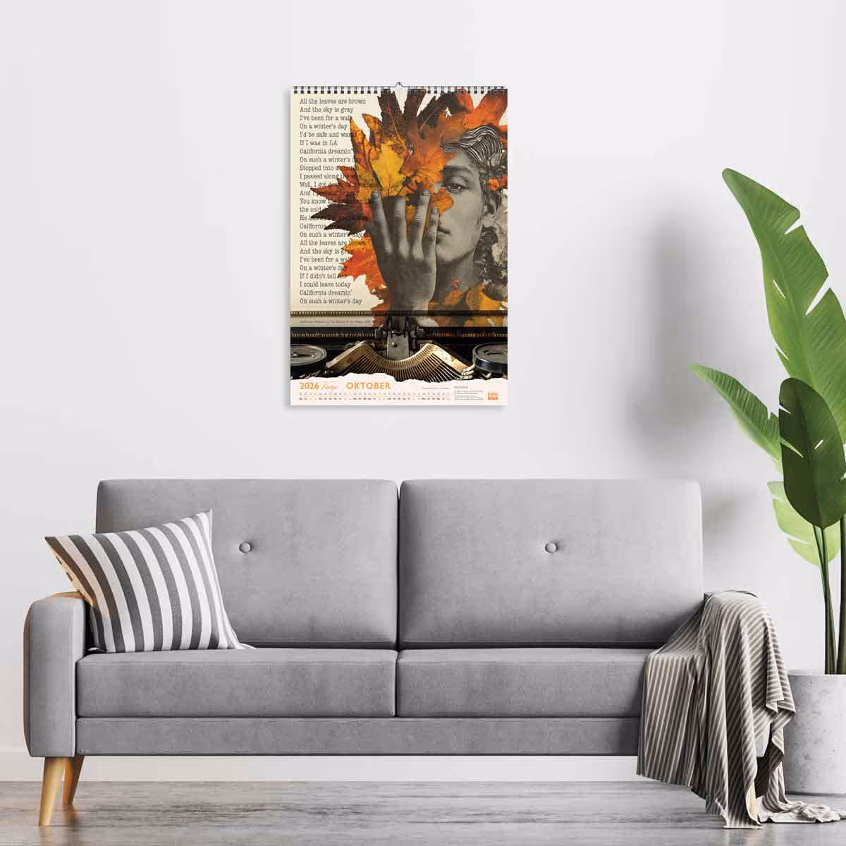 backesDruck Kalendermotiv für Oktober 2026 an der Wand in einem modernen Wohnzimmer Setup.