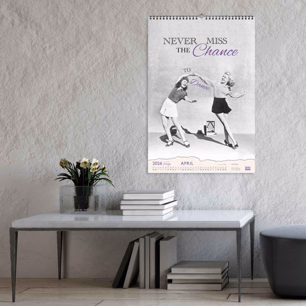 backesDruck Kalendermotiv für April 2026 an der Wand in einem modernen Setup.