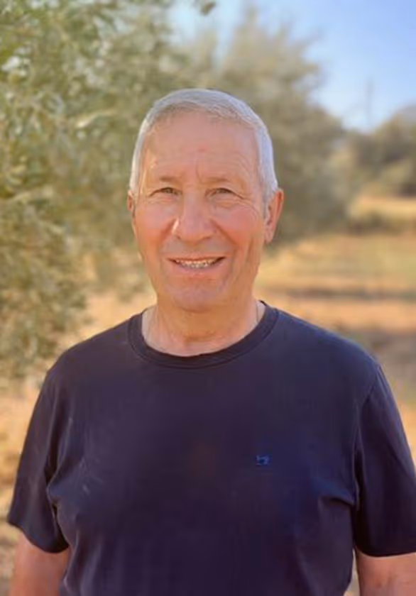 Manuel von MANUÓLEO lobt die erstklassige Druckqualität, Farbkonstanz und zuverlässige Umsetzung der neuen Olivenöl-Etiketten durch backesDruck.