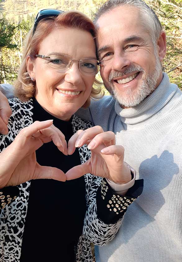 Elke und Martin Weiss von CitySchecks Düsseldorf loben die hochwertige Druckqualität, präzise Verarbeitung und zuverlässige Umsetzung ihrer Gutscheinbücher durch backesDruck.