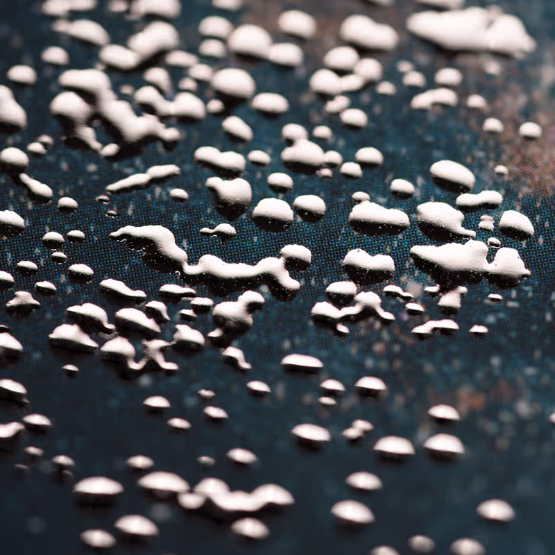 Bogen mit digitaler MGI-Relief-/Folienveredelung – punktgenaue Silberakzente für edle, fühlbare Highlights und personalisierte Druckergebnisse.